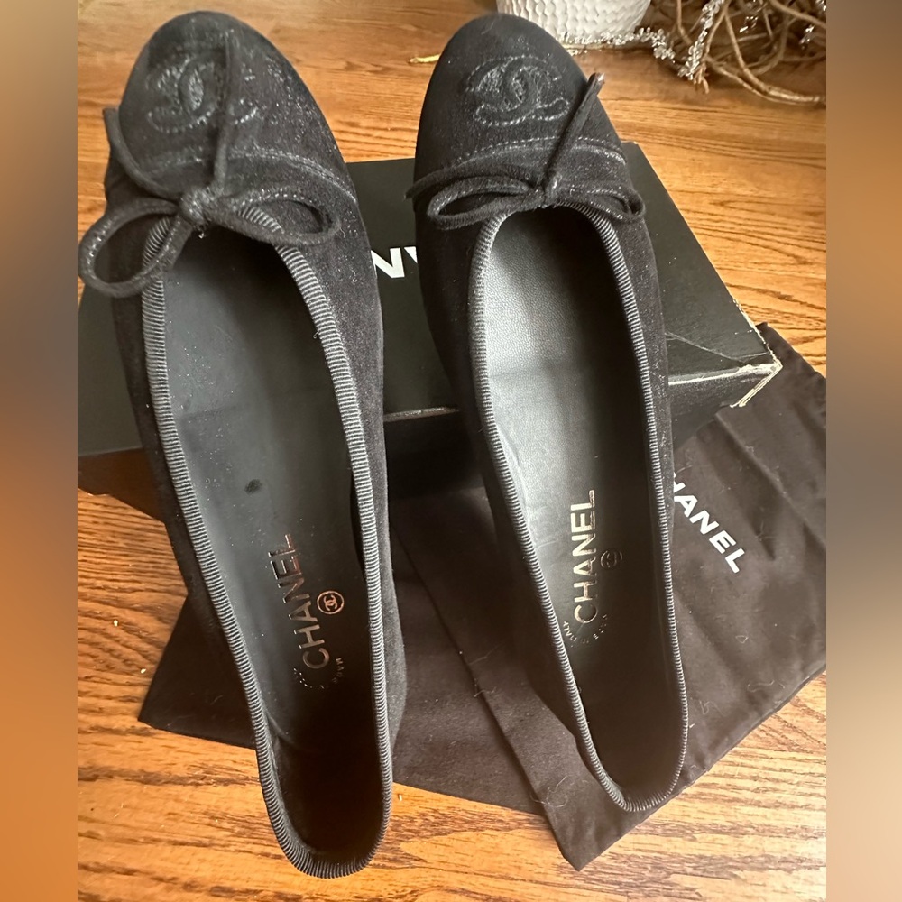 CHANEL Black Flats with Bow Detail - Picture 2 of 9